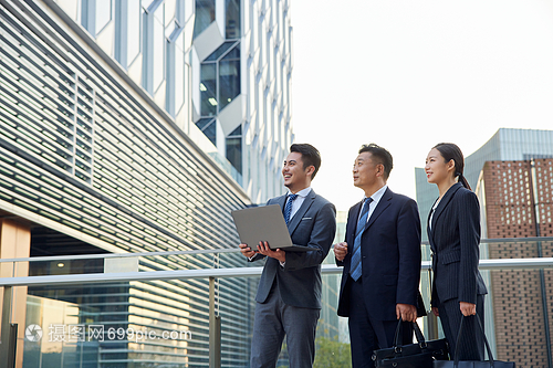 精英风采 户外商务团队的卓越形象塑造