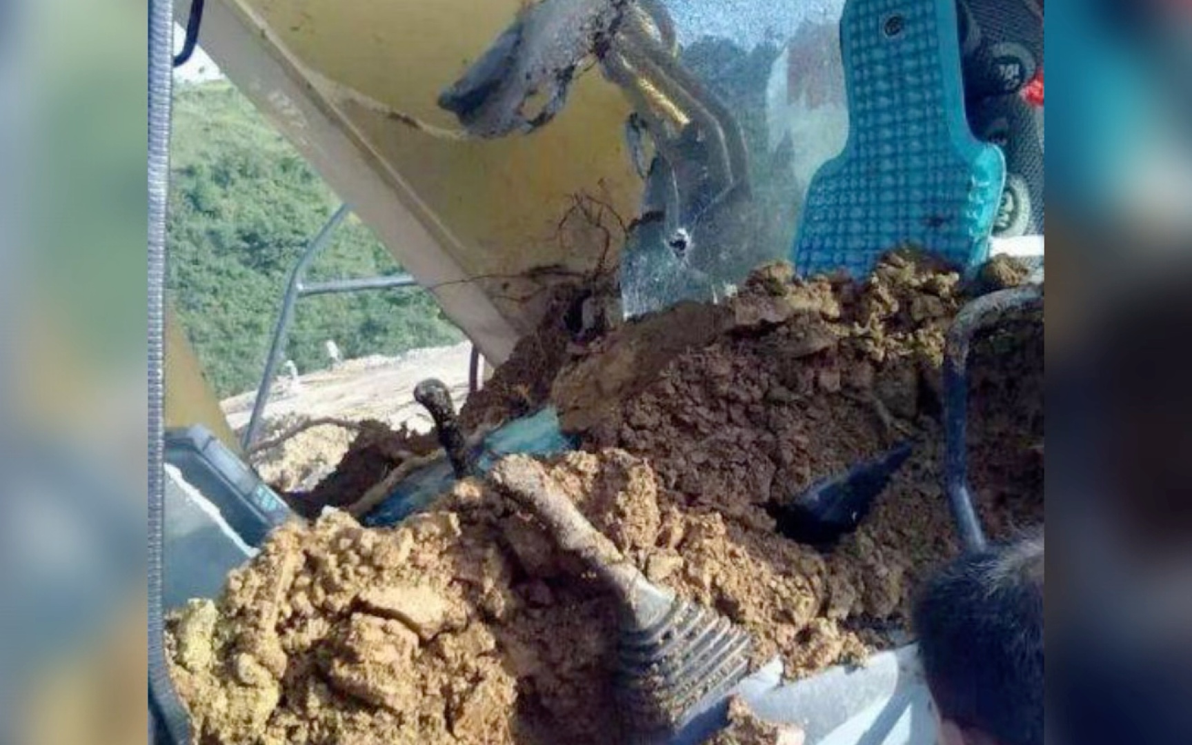 六起严重的挖掘机事故只因印度人极端操作最后车毁人亡真的是太危险了吧!(图1)