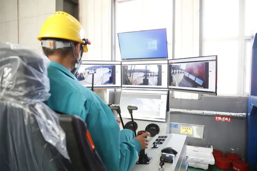 四轮驱动快速致富!徐工轮式挖掘机构建现代市政施工新生态(图1)